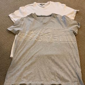 Calvin Klein V-Neck (lot of 2)